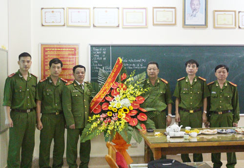 Thiếu tướng, PGS.TS Đặng Xuân Khang - Phó Giám đốc Học viện CSND tới thăm và chúc mừng Ngày truyền thống Khoa Cảnh sát thi hành án hình sự và Hỗ trợ tư pháp.